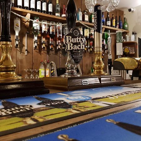 The Cock Hotel Bronllys Екстериор снимка